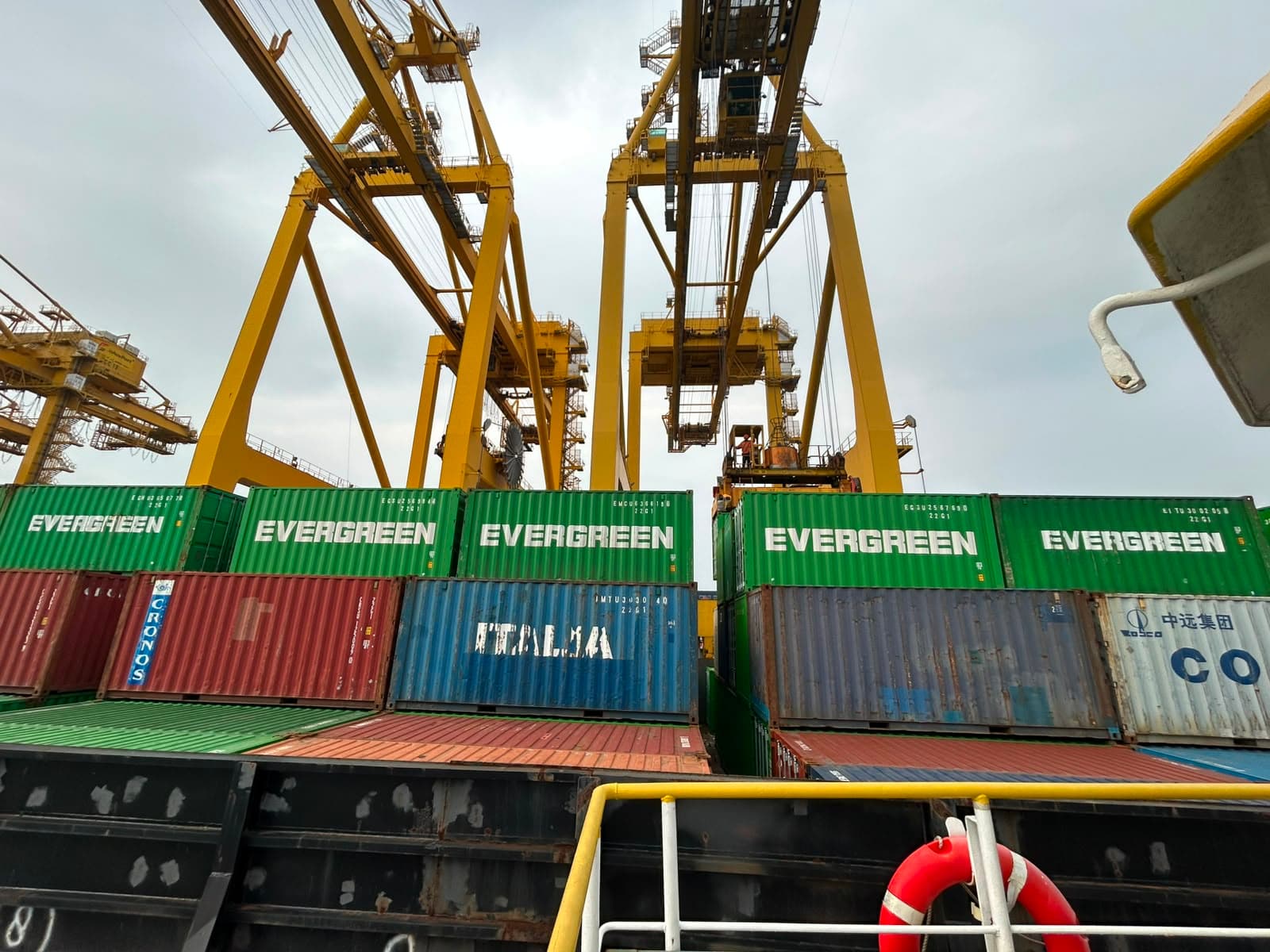 Aktivitas di atas kapal kontainer
