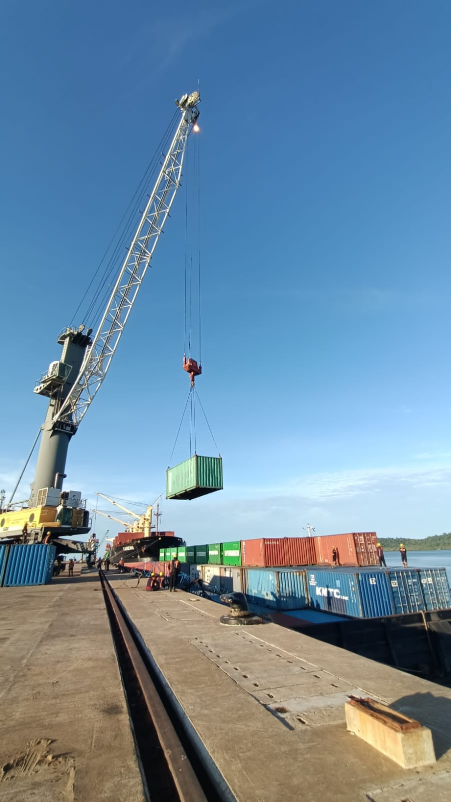 Proses bongkar muat kontainer menggunakan crane