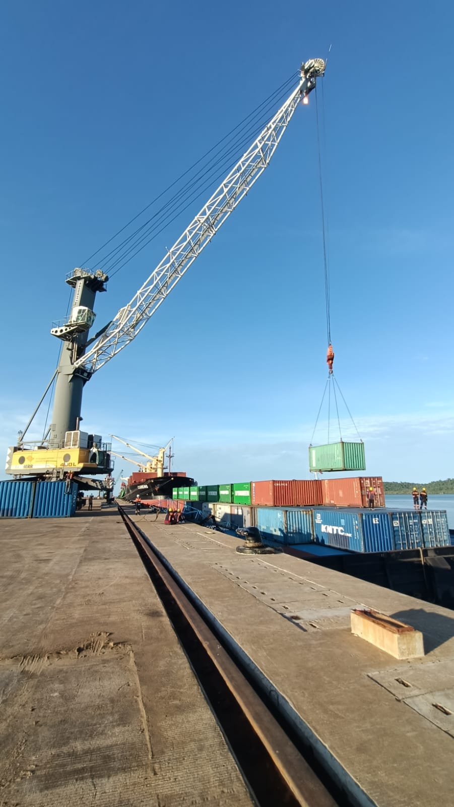 Aktivitas crane dan kontainer di dermaga