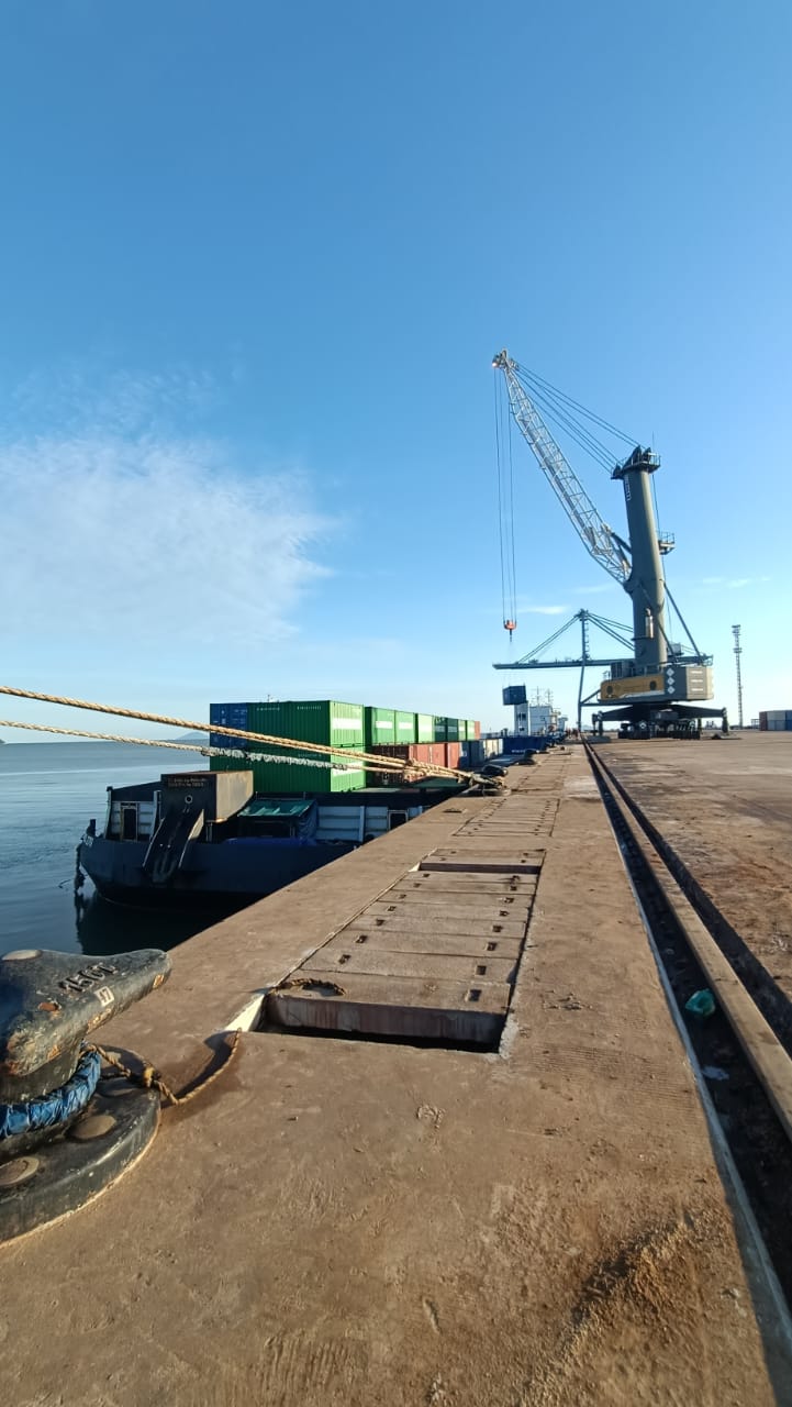 Crane dan tongkang kontainer di dermaga