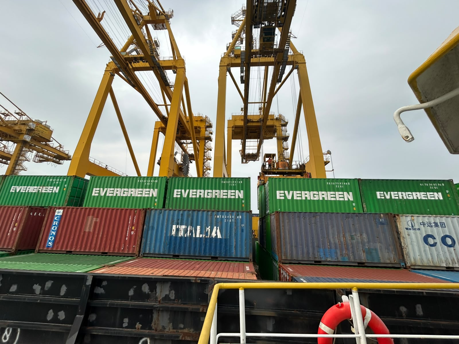 Aktivitas di atas kapal kontainer
